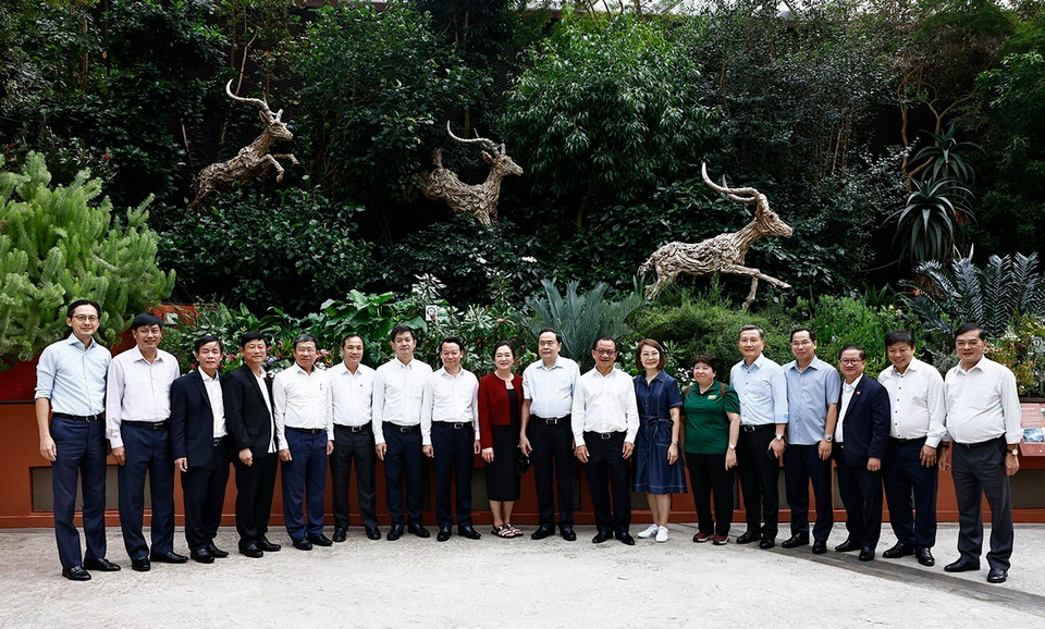 Chủ tịch Quốc hội Trần Thanh Mẫn và Phu nhân cùng Chủ tịch Quốc hội Singapore Seah Kian Peng và Phu nhân với đại biểu tại Gardens By The Bay. (Ảnh: Doãn Tấn/TTXVN)