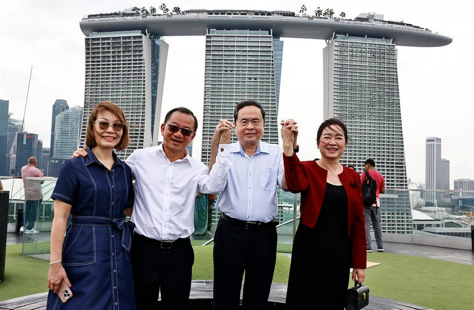 Chủ tịch Quốc hội Trần Thanh Mẫn và Phu nhân cùng Chủ tịch Quốc hội Singapore Seah Kian Peng và phu nhân thăm công viên thiên nhiên Gardens By The Bay. (Ảnh: Doãn Tấn/TTXVN)