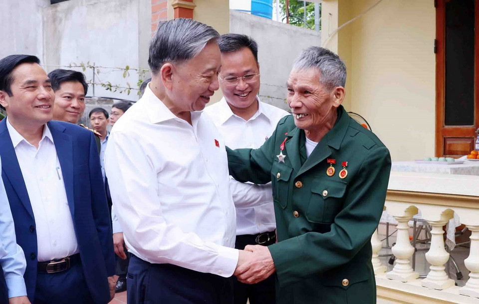 Tổng Bí thư Tô Lâm đến thăm, tặng quà gia đình ông Mai Văn Vĩnh (73 tuổi), ở thôn An Chiểu, xã Liên Phương, thành phố Hưng Yên, là thương binh 81%, 45 năm tuổi Đảng. (Ảnh: Phạm Kiên/TTXVN)