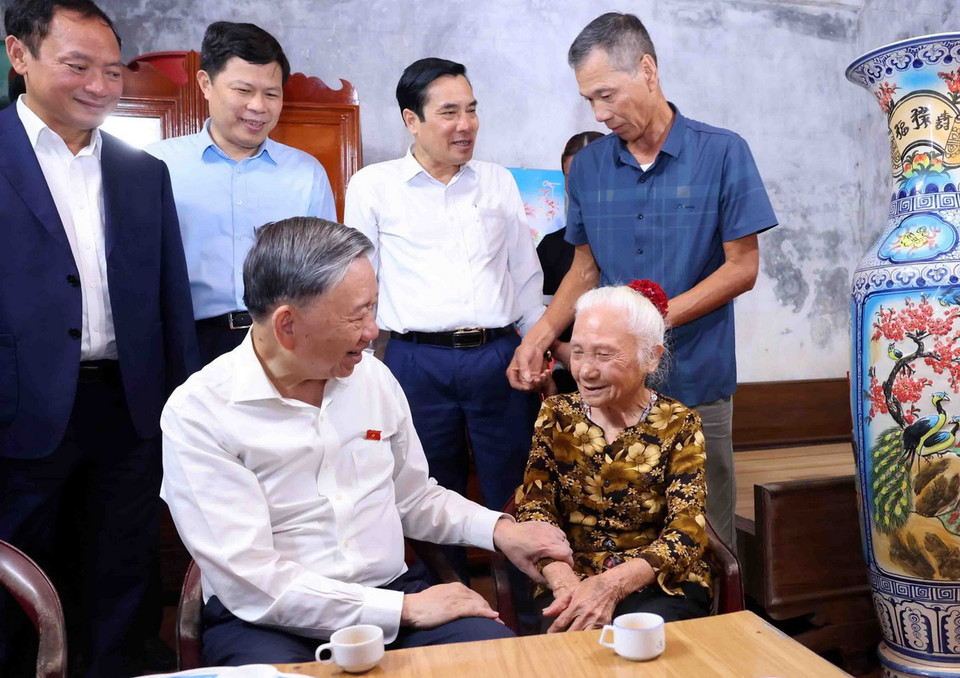 Tổng Bí thư Tô Lâm thăm, tặng quà gia đình bà Bùi Thị Kiêng (84 tuổi) - hộ gia đình khó khăn có nhiều nỗ lực vươn lên trong cuộc sống, ở đường Đằng Giang, phường Minh Khai, thành phố Hưng Yên. (Ảnh: Phạm Kiên/TTXVN)