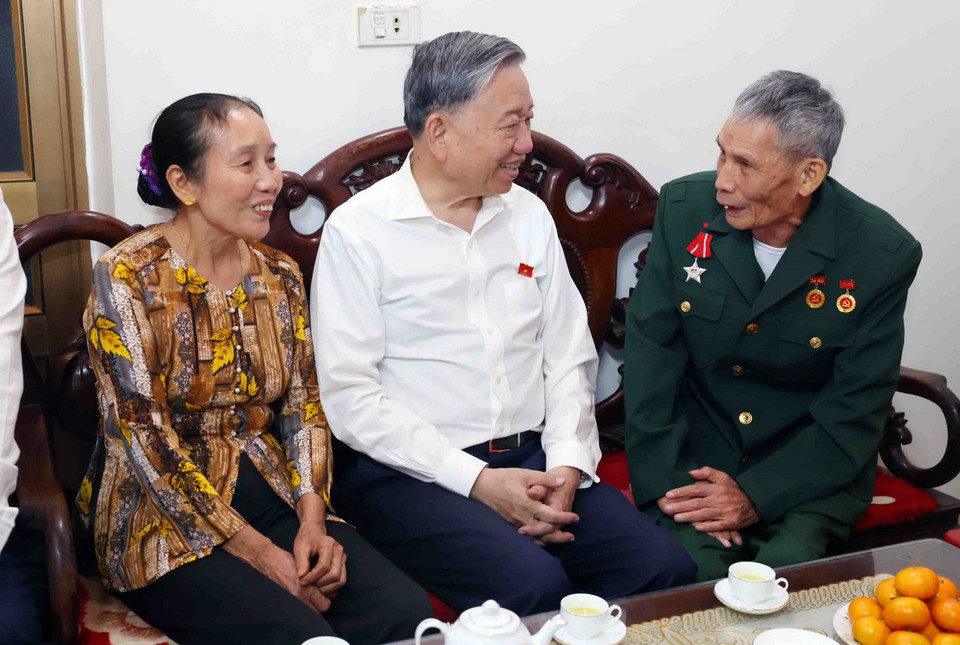 Tổng Bí thư Tô Lâm thăm, tặng quà gia đình ông Mai Văn Vĩnh (73 tuổi), ở thôn An Chiểu, xã Liên Phương, thành phố Hưng Yên, là thương binh 81%, 45 năm tuổi Đảng. (Ảnh: Phạm Kiên/TTXVN)