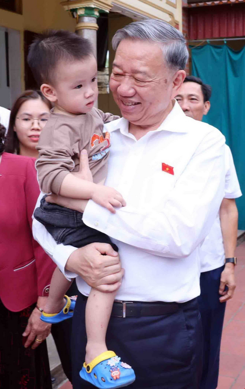 Tổng Bí thư Tô Lâm thăm hỏi người thân gia đình ông Mai Văn Vĩnh (73 tuổi), ở thôn An Chiểu, xã Liên Phương, thành phố Hưng Yên, là thương binh 81%, 45 năm tuổi Đảng. (Ảnh: Phạm Kiên/TTXVN)