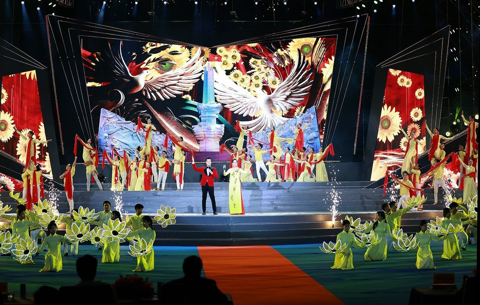 Chương trình nghệ thuật kỷ niệm 60 năm chiến thắng Bình Giã. (Ảnh: Dương Giang/TTXVN)