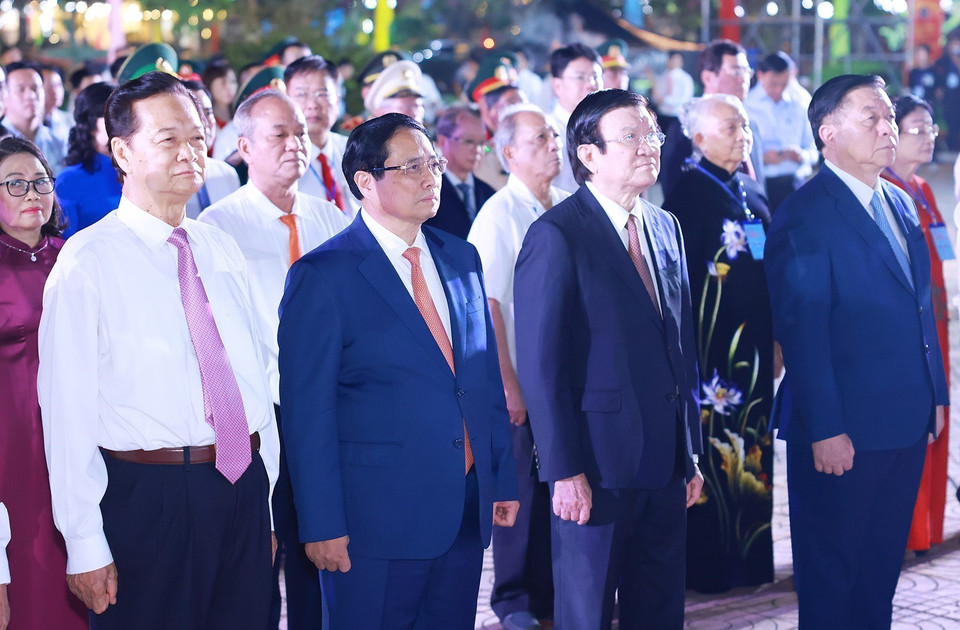 Thủ tướng Phạm Minh Chính và các đại biểu dâng hương, hoa tưởng niệm tại Tượng đài chiến thắng Bình Giã. (Ảnh: Dương Giang/TTXVN)