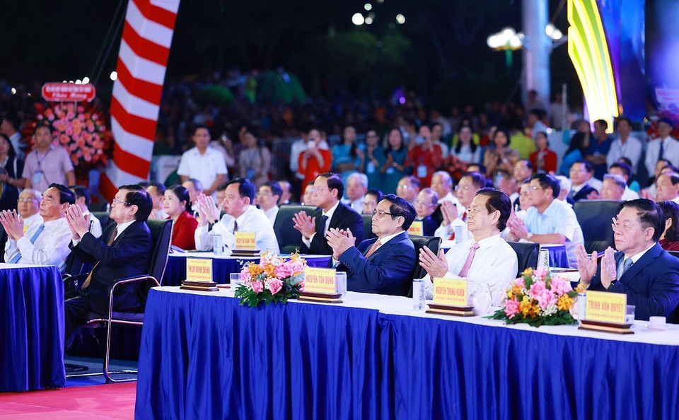 Thủ tướng Phạm Minh Chính và các đại biểu dự Lễ kỷ niệm 60 năm chiến thắng Bình Giã. (Ảnh: Dương Giang/TTXVN)