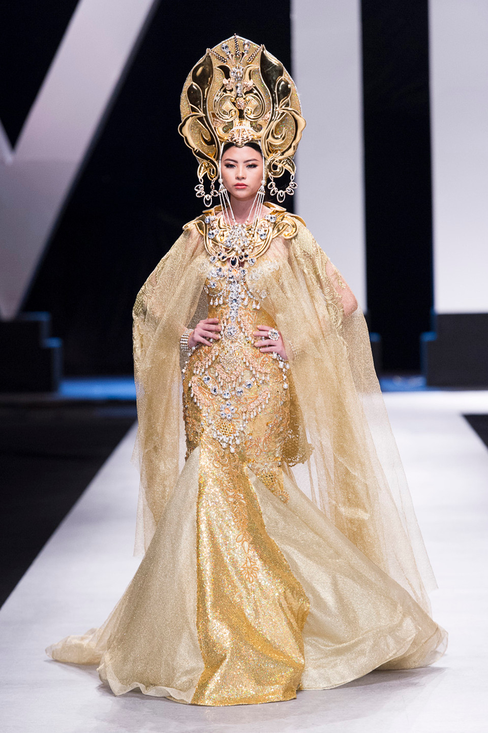 Đặc biệt, người mẫu Võ Hoàng Yến, Á hậu Kim Nguyên, Quán quân Hương Ly, Đào Thị Hà, Đông Hà lần lượt là 5 người mẫu được nhà thiết kế Lê Long Dũng tin tưởng lựa chọn cho các vị trí quân Vua, quân Hậu, quân Ngựa, quân Xe và quân Pháo để thể hiện tinh thần, ý nghĩa của bộ sưu tập. (Ảnh: BTC)