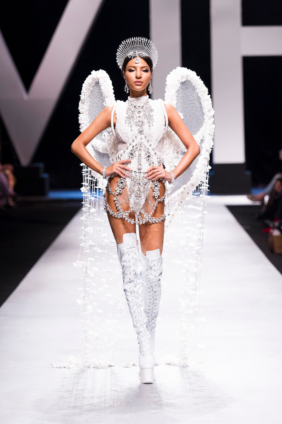 Xuất hiện lần đầu tiên tại Tuần lễ Thời trang quốc tế Việt Nam Xuân Hè 2018 vừa qua, nhà thiết kế Lê Long Dũng đã kết hợp cùng nhà thiết kế Thân Nguyễn An Kha cho ra mắt bộ sưu tập 'Game of Thrones.' (Ảnh: BTC)