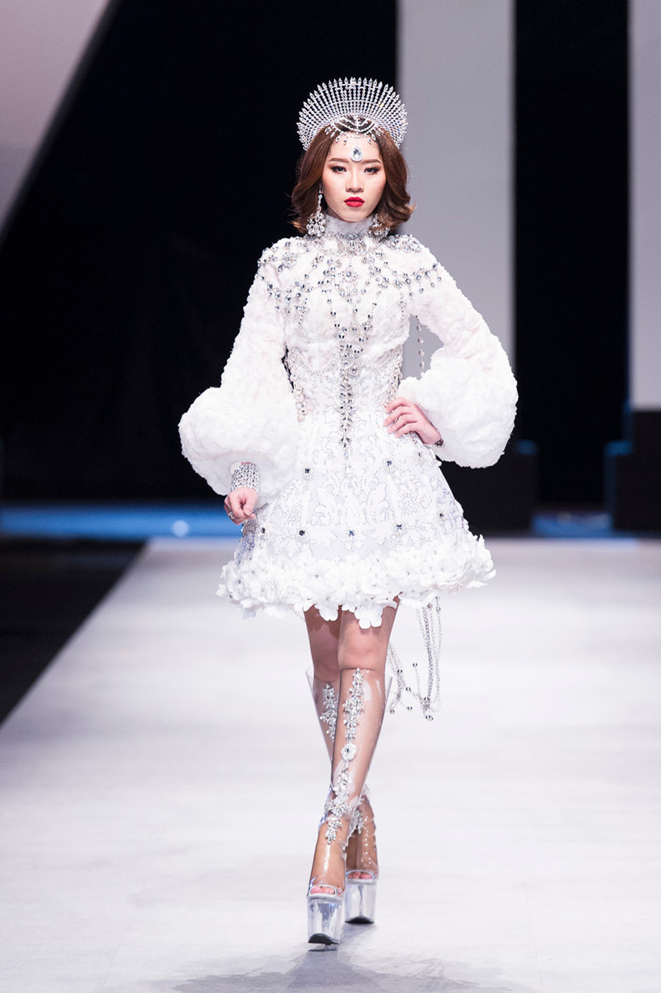... Chính vì thế, các người mẫu được lựa chọn trình diễn không chỉ cần có kỹ năng catwalk chắc chắn mà còn phải là những người mẫu có thần thái đĩnh đạc và đôi mắt biểu cảm. (Ảnh: BTC)