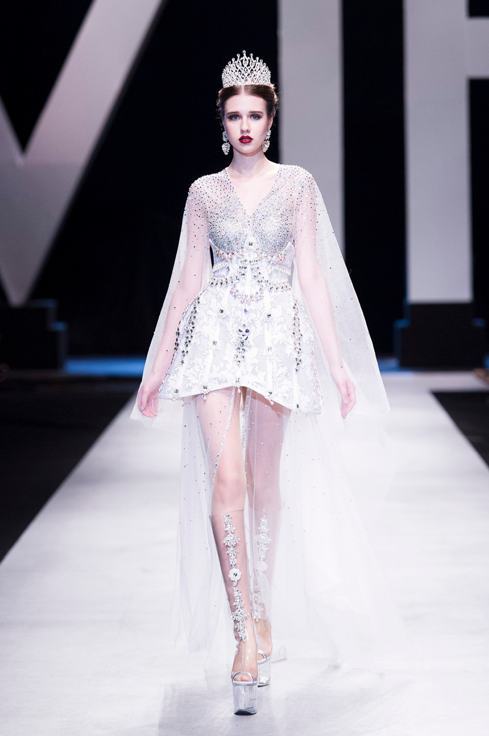 Chia sẻ về ý nghĩa bộ sưu tập, nhà thiết kế Lê Long Dũng cho biết đây là một tuyên ngôn về nữ quyền... (Ảnh: BTC)