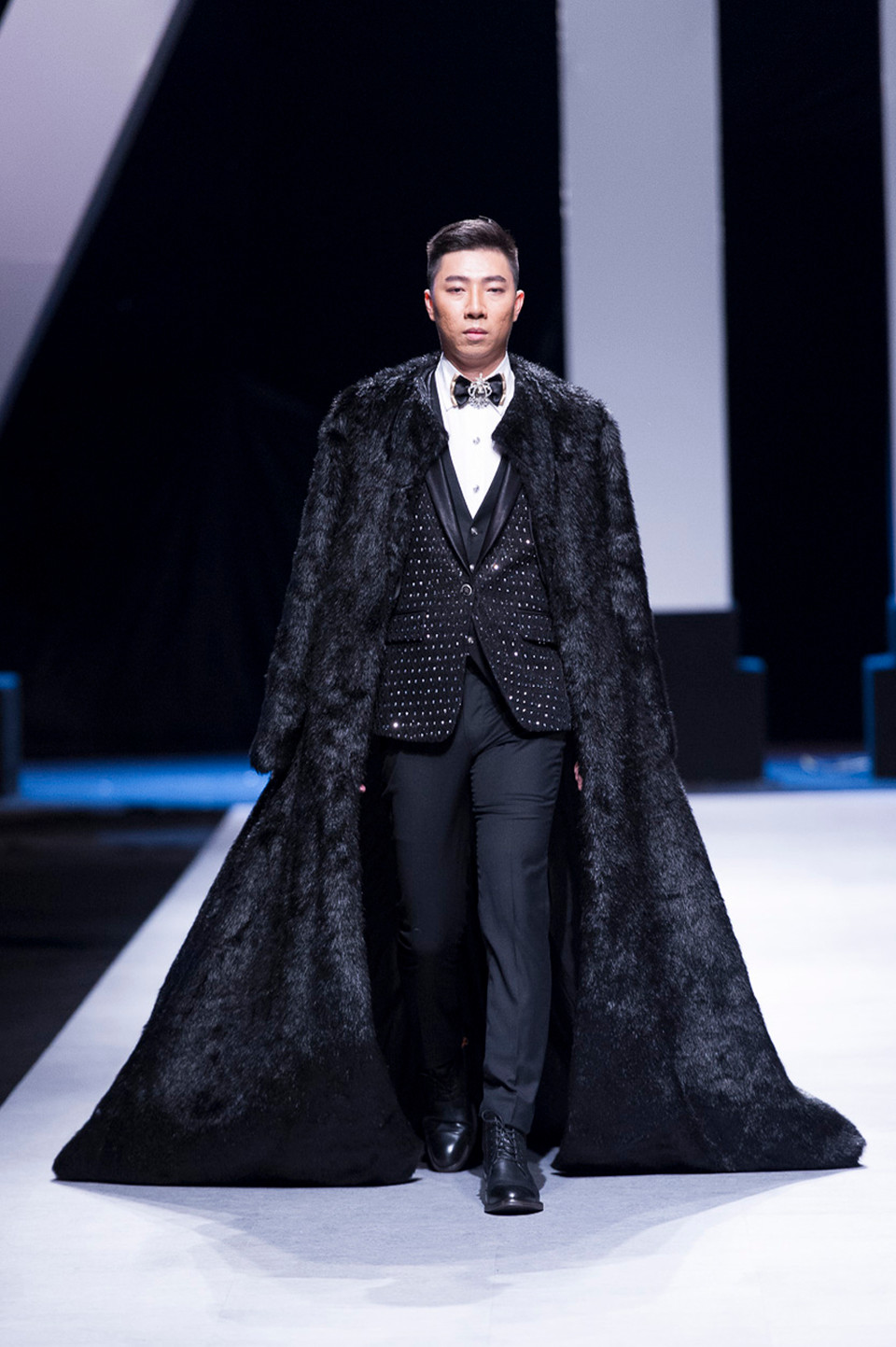 Lấy cảm hứng từ những bộ lễ phục cổ điển của Pháp thời Louis thứ 18, cùng hình tượng hoàng tử, công chúa, nhà thiết kế Lê Long Dũng đã biến tấu, thổi làn gió mới vào các bộ lễ phục nam đuôi tôm (2 đuôi, 4 đuôi, 6 đuôi) đầy lịch lãm và sang trọng. (Ảnh: BTC)