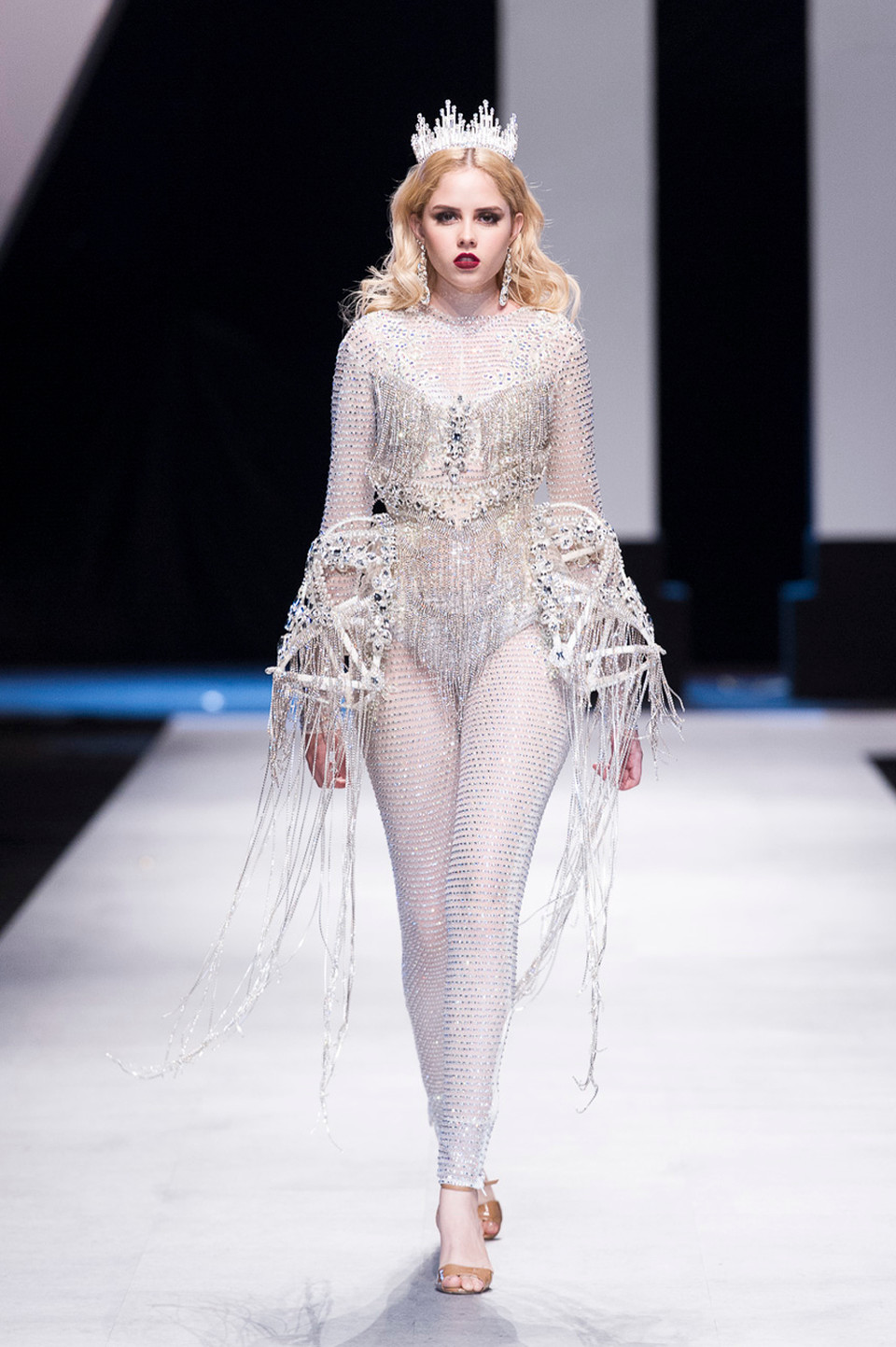 Được biết, trung bình mỗi trang phục nặng từ 45-50kg. (Ảnh: BTC)