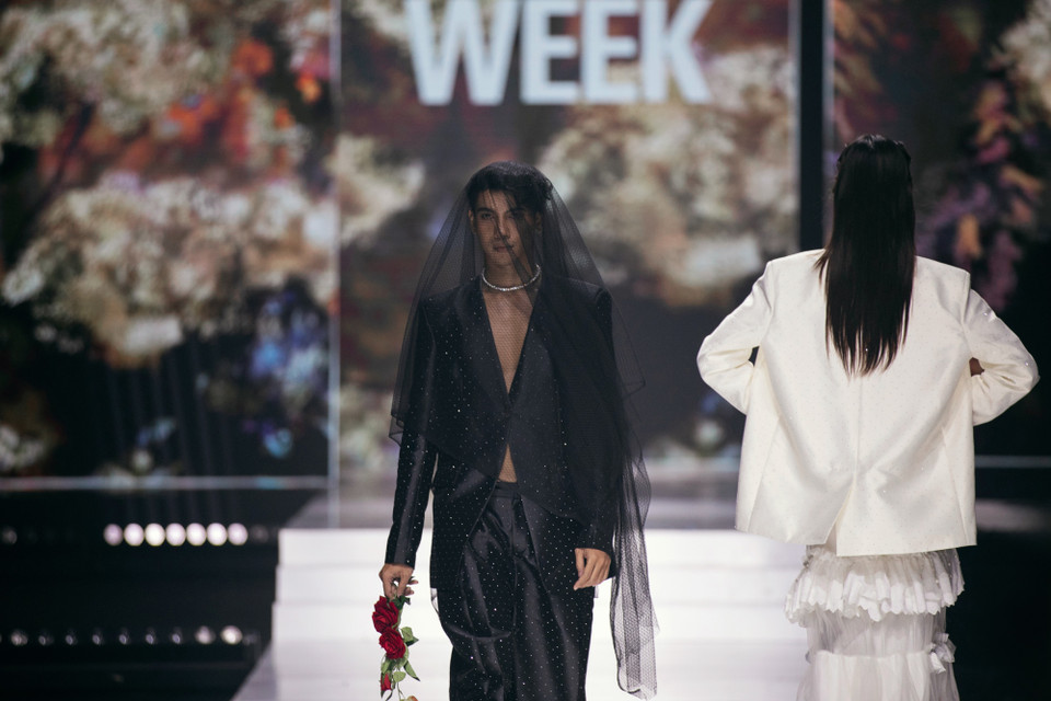 Hòa trong không gian với chi tiết Monogram “Devon” trên nền nhạc bắt tai, “The Living Canvas” đã đưa khán giả đắm chìm vào bức tranh đầy táo bạo nhưng vẫn thanh lịch nữ tính, thể hiện tinh thần của người nghệ sỹ và vẻ đẹp trong từng tác phẩm của cô. (Ảnh: CTV/Vietnam+)