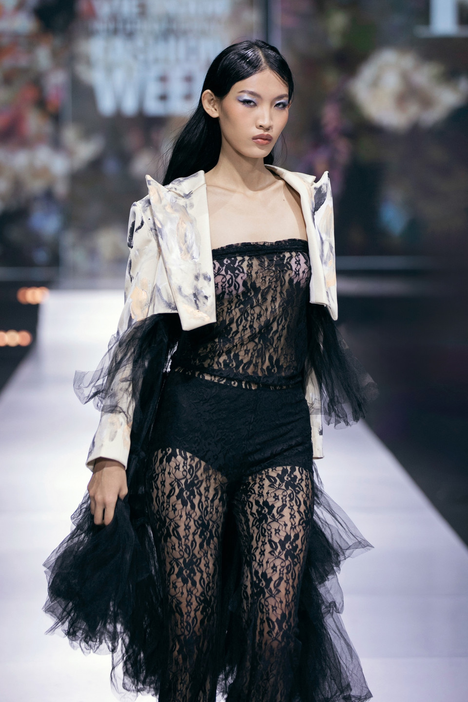 Các thiết kế mang tính ứng dụng lần này chính là cuộc hành trình phản ánh phong cách độc đáo, tôn vinh sự tinh tế, thanh lịch, vẻ đẹp cá tính của người phụ nữ một cách vừa mong manh vừa mạnh mẽ. (Ảnh: CTV/Vietnam+)