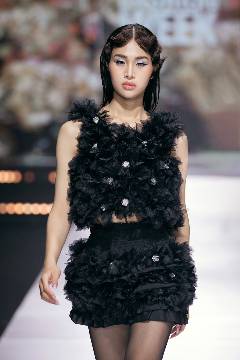 Devon Nguyễn gọi bộ sưu tập lần này là “The Living Canvas” với ý nghĩa: “Trong mỗi chúng ta đều là một tác phẩm nghệ thuật khác biệt và những trải nghiệm trong chính hành trình phát triển bản thân sẽ là “bảng màu” độc nhất mà chúng ta là người tự vẽ nên cho mình.” (Ảnh: CTV/Vietnam+)