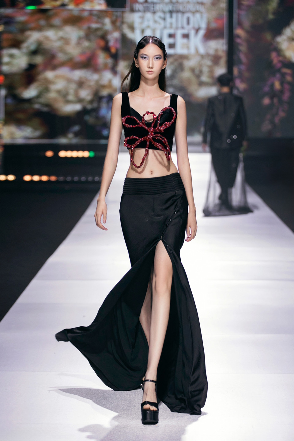 Một thiết kế trong bộ sưu tập “The Living Canvas.” (Ảnh: CTV/Vietnam+)