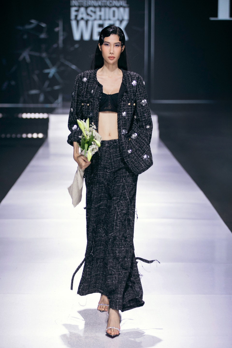 Nhà thiết kế Devon Nguyễn đã “trình làng” bộ sưu tập kết hợp giữa thời trang nghệ thuật đã tạo nên “bức tranh” đa màu sắc. (Ảnh: CTV/Vietnam+)