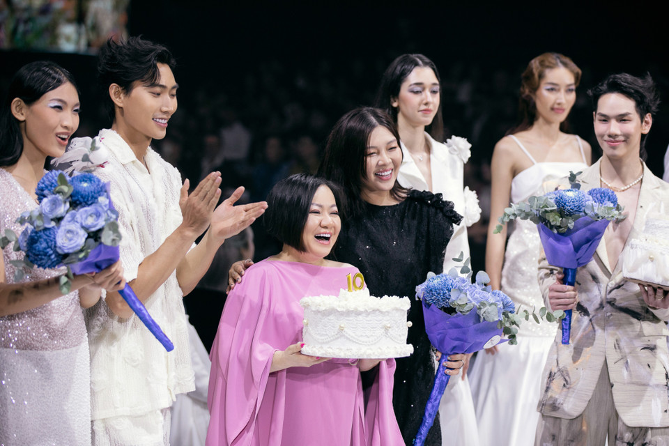 Trong những năm gần đây, nhà thiết kế Devon Nguyễn (váy đen) đã trải qua một sự chuyển đổi ngoạn mục, trở thành một họa sỹ trừu tượng đương đại mang đến nhiều tác phẩm nghệ thuật đặc sắc gây ấn tượng với nhiều khán giả. (Ảnh: CTV/Vietnam+)