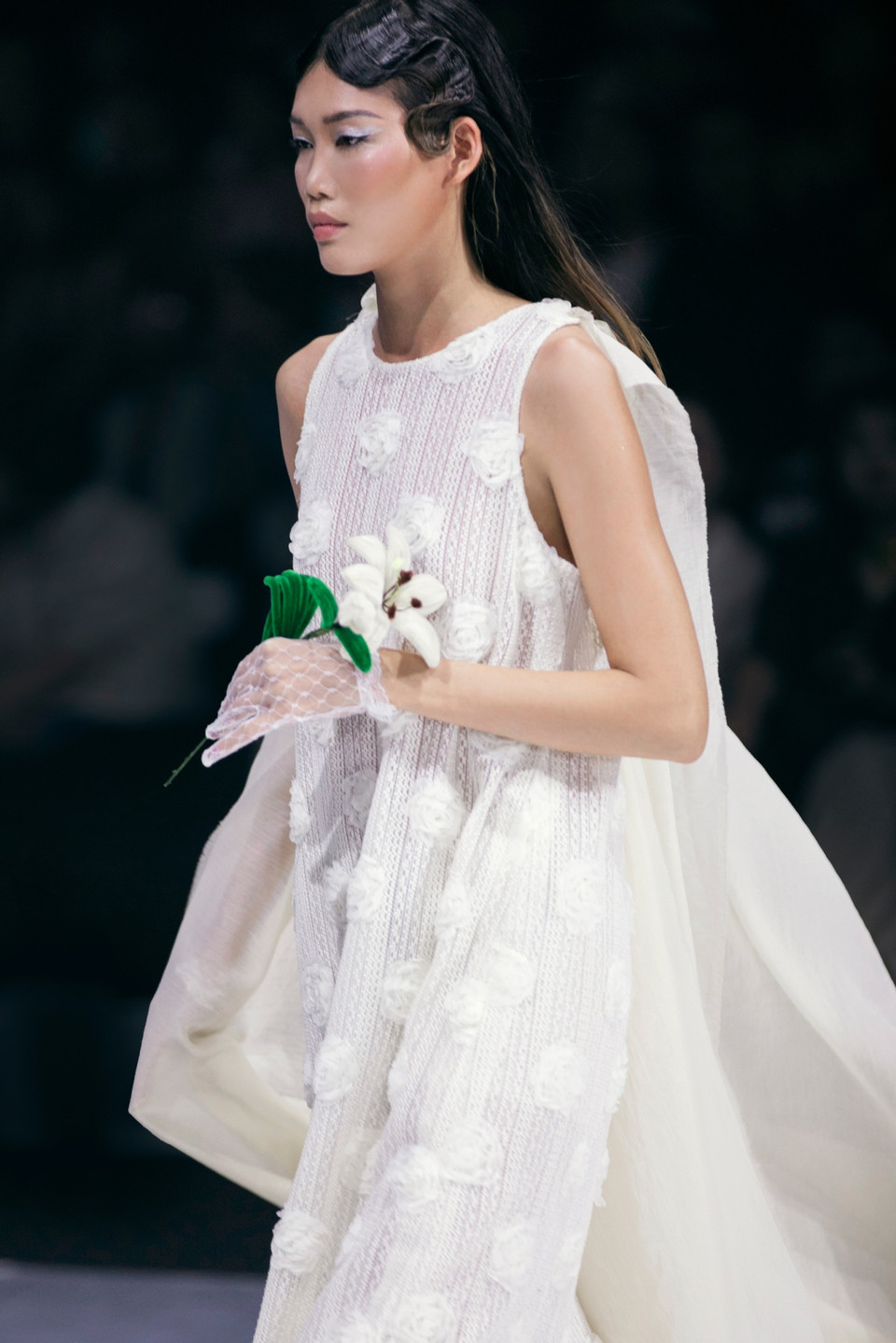 Điểm nhấn đặc biệt nhất mà nhà thiết kế Devon Nguyễn mong muốn mang đến cho khán giả chính là loạt “tuyệt tác” trong ngày cưới với nhiều chi tiết phức tạp nhưng vẫn giữ được tính ứng dụng cao. (Ảnh: CTV/Vietnam+)