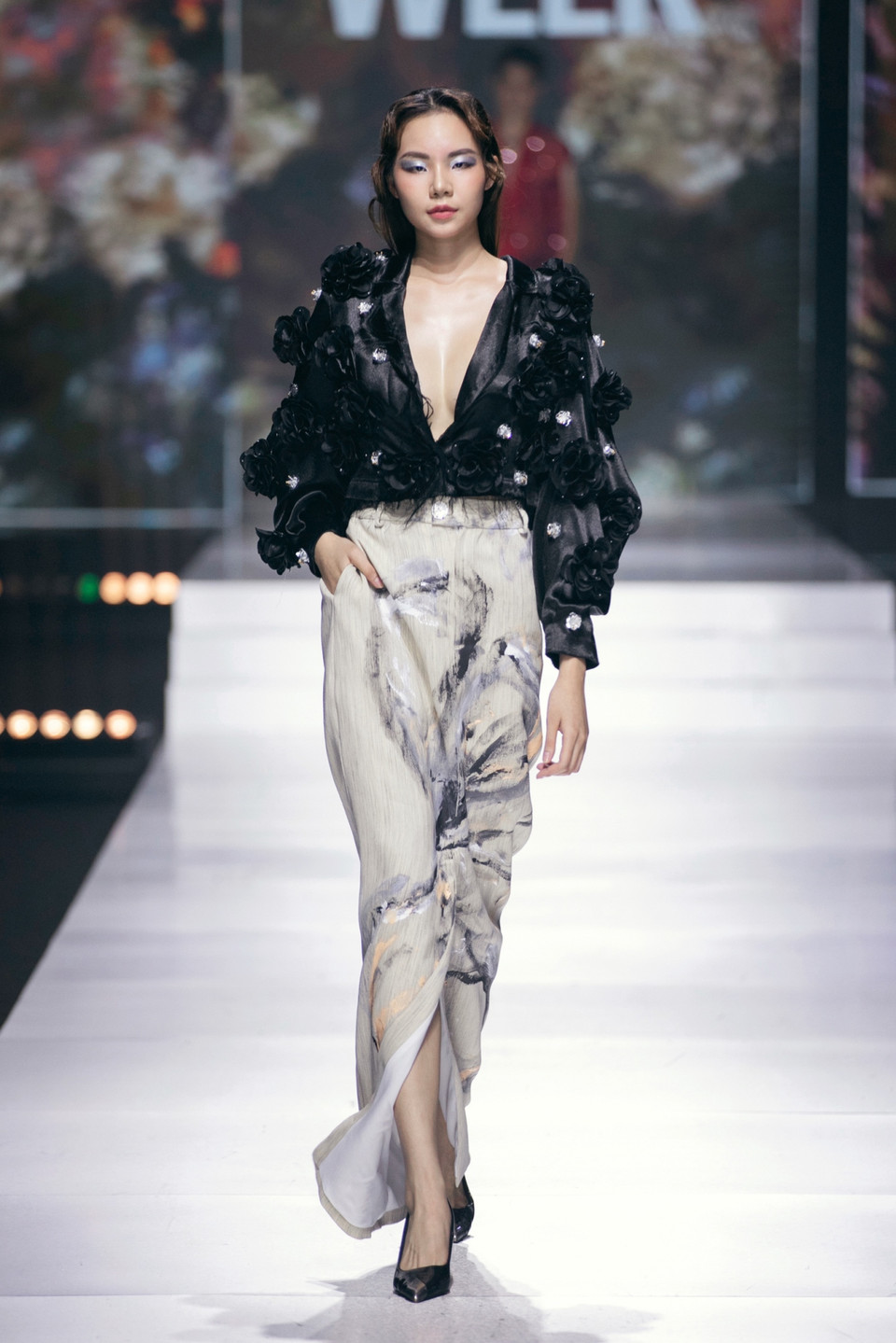 Gói gọn trong 25 mẫu thiết kế “Ready To Wear” (Thời trang ứng dụng), bộ sưu tập là sự kết hợp tinh tế giữa chất liệu và họa tiết mang đến màu sắc từ trung tính đến rực rỡ. Sự dịch chuyển này được thể hiện vô cùng bùng nổ cho thấy sức sáng tạo và sự phong phú trong cuộc sống mà Devon Nguyễn đã trải qua xuyên suốt hành trình 10 năm hoạt động nghệ thuật của mình. (Ảnh: CTV/Vietnam+)