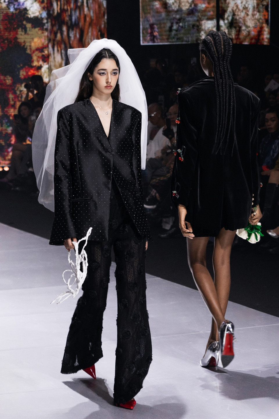 “The Living Canvas” đã chiêu đãi giới mộ điệu đi từ bất ngờ này đến bất ngờ khác khi nhìn rõ được chủ ý của nhà thiết kế Devon Nguyễn - sự kết hợp giữa sáng tạo đương đại và cân bằng với thời trang ứng dụng. (Ảnh: CTV/Vietnam+)