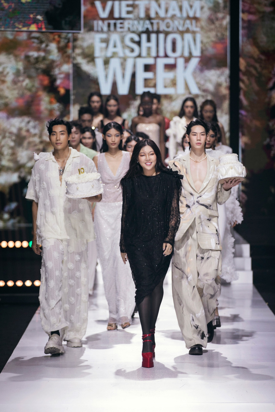 Những tác phẩm trong bộ sưu tập “The Living Canvas” cùng nhà tạo mẫu Devon Nguyễn. (Ảnh: CTV/Vietnam+)