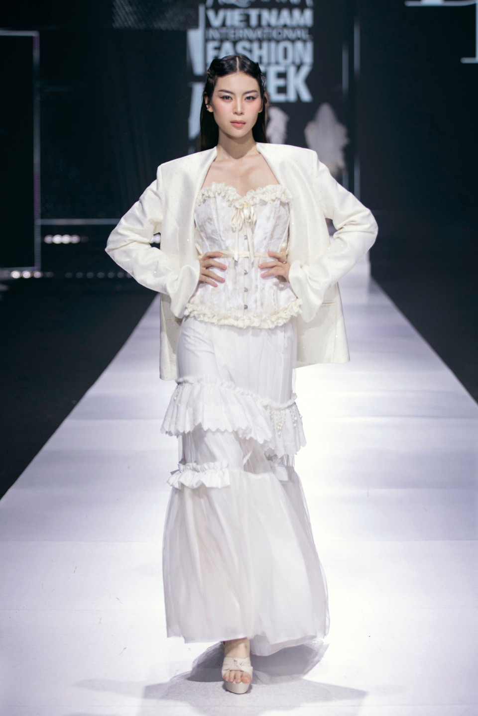 Một thiết kế trong bộ sưu tập “The Living Canvas.” (Ảnh: CTV/Vietnam+)