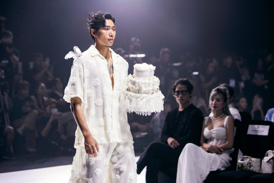 Một thiết kế trong bộ sưu tập “The Living Canvas.” (Ảnh: CTV/Vietnam+)