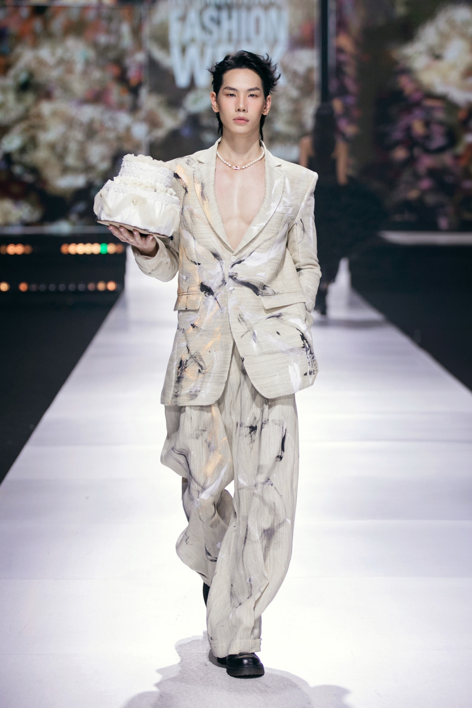 Một thiết kế trong bộ sưu tập “The Living Canvas.” (Ảnh: CTV/Vietnam+)