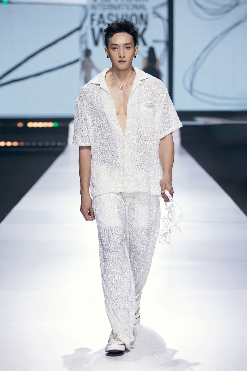 Một thiết kế trong bộ sưu tập “The Living Canvas.” (Ảnh: CTV/Vietnam+)