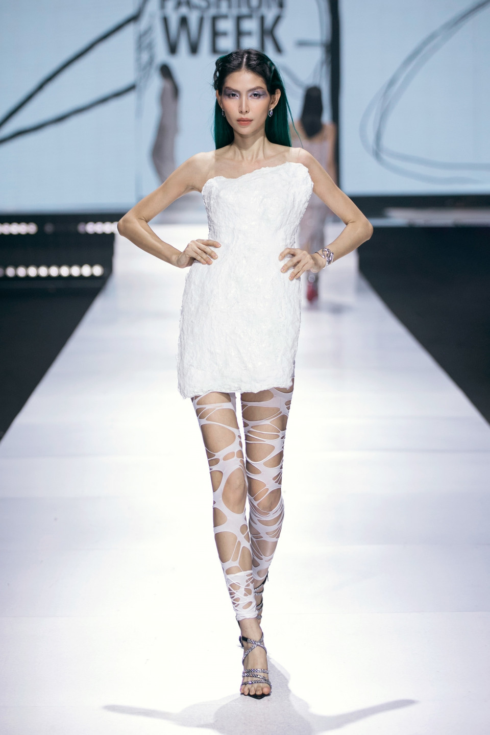 Thông qua các thiết kế được thể hiện tỉ mỉ trong từng đường may mũi chỉ, những tràng vỗ tay không ngớt của các khán giả tại khán phòng đã ngầm ghi nhận sức hút của bộ sưu tập mà nhà thiết kế Devon ra mắt. (Ảnh: CTV/Vietnam+)