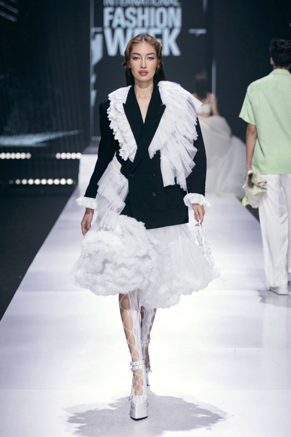 “The Living Canvas” không chỉ là bộ sưu tập thời trang mà tác giả của các thiết kế còn ví đây như đây tác phẩm nghệ thuật độc nhất trên hành trình của mỗi con người. (Ảnh: CTV/Vietnam+)