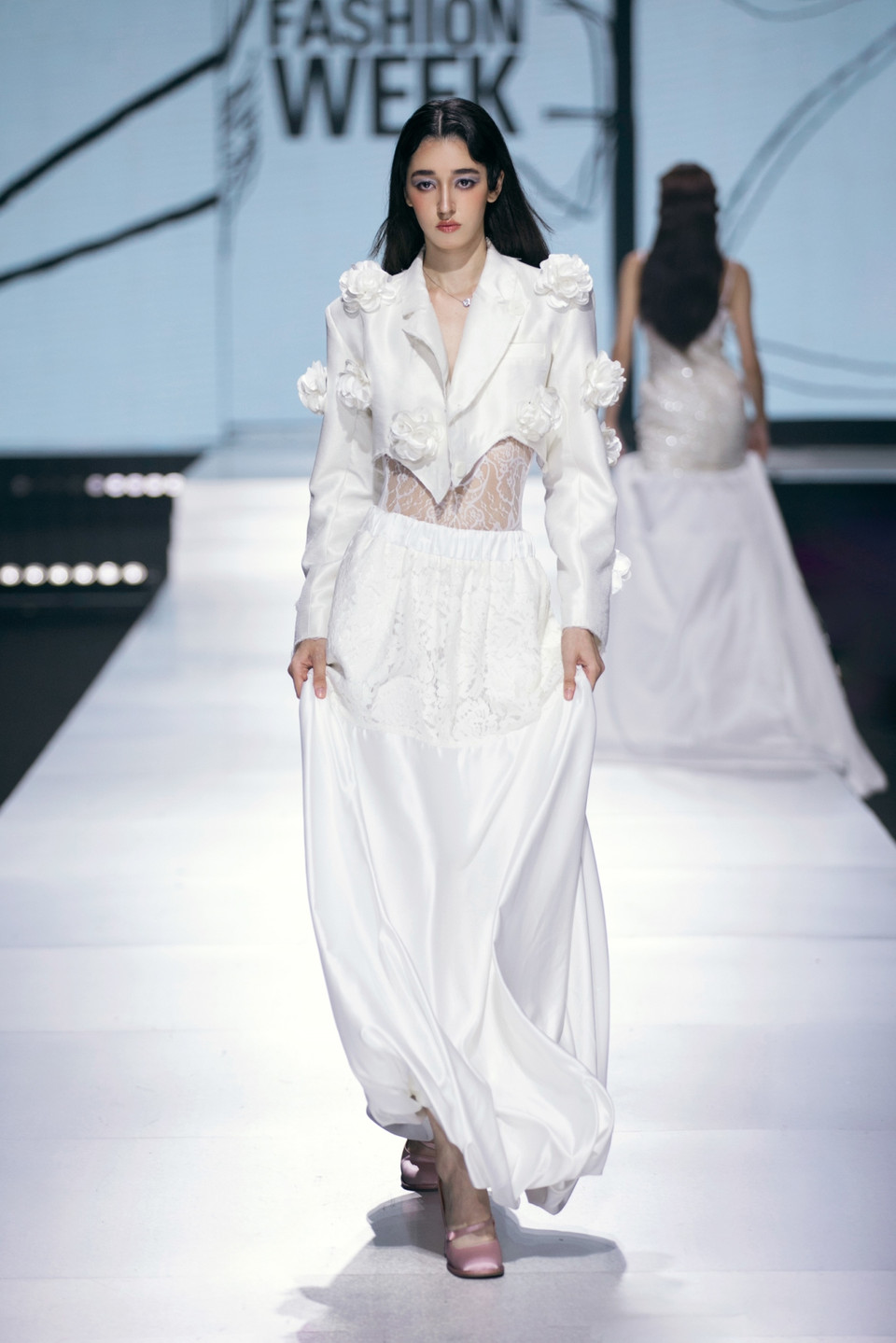 Bộ sưu tập như bức tranh toàn cảnh về hành trình chinh phục các khán giả bằng lăng kính đầy sáng tạo của nhà tạo mẫu. (Ảnh: CTV/Vietnam+)