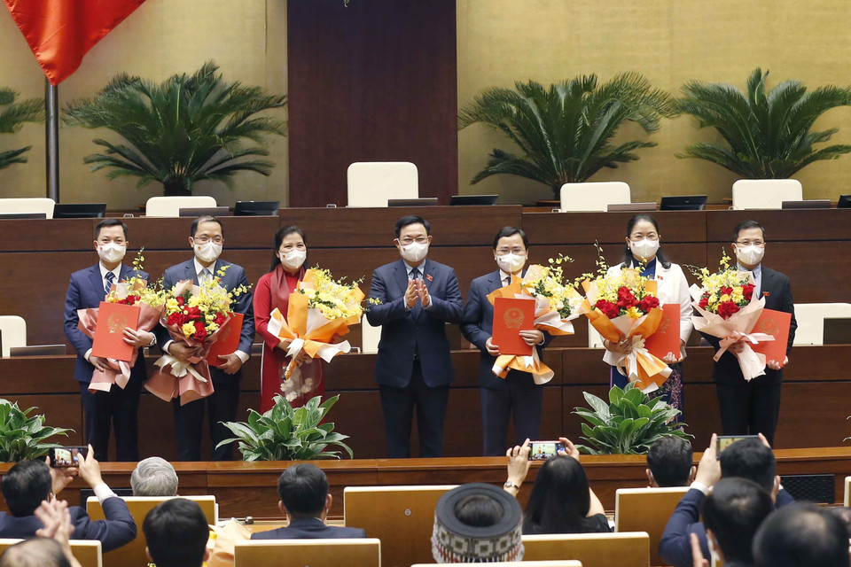 Chủ tịch Quốc hội Vương Đình Huệ trao Nghị quyết và tặng hoa Nhóm đại biểu Quốc hội trẻ. (Ảnh: Doãn Tấn/TTXVN)