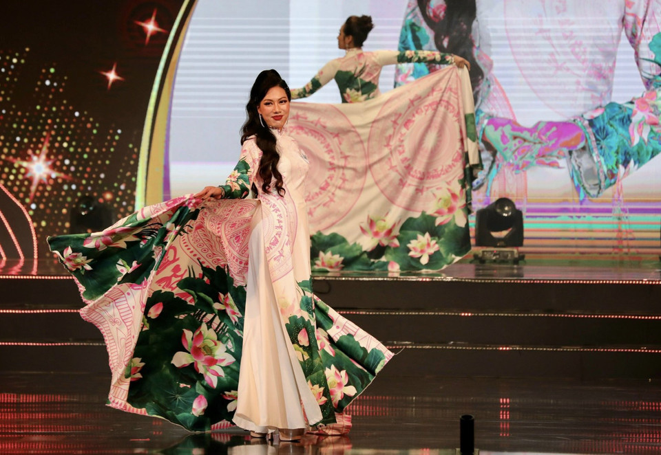 Các thí sinh có phần thi trình diễn áo dài truyền thống. (Ảnh: Mai Mai/Vietnam+)