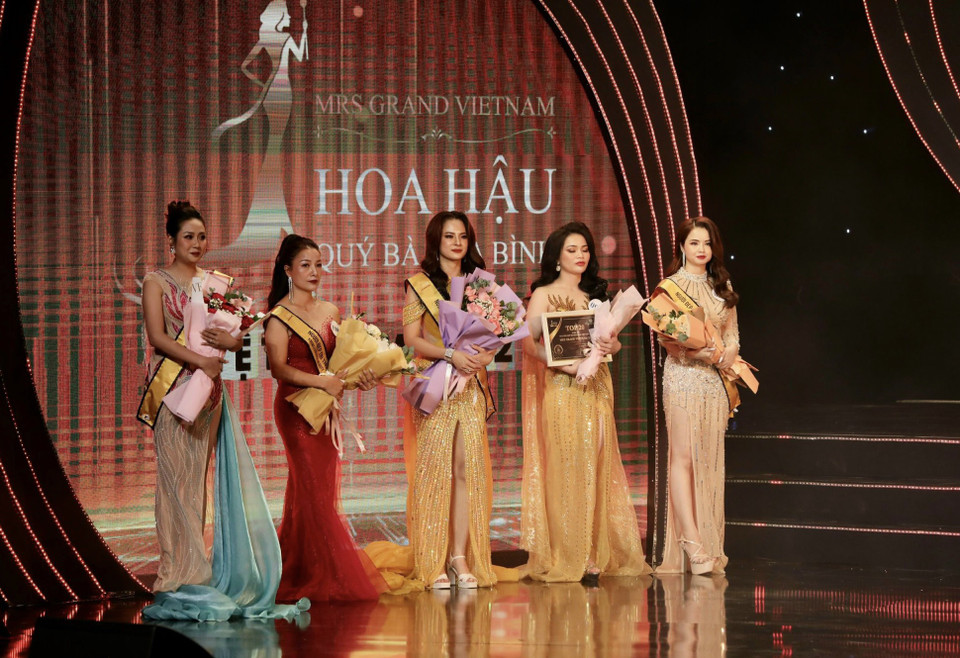 Top 5 thí sinh quý bà trước khi bước vào phần thi ứng xử. (Ảnh: Mai Mai/Vietnam+)