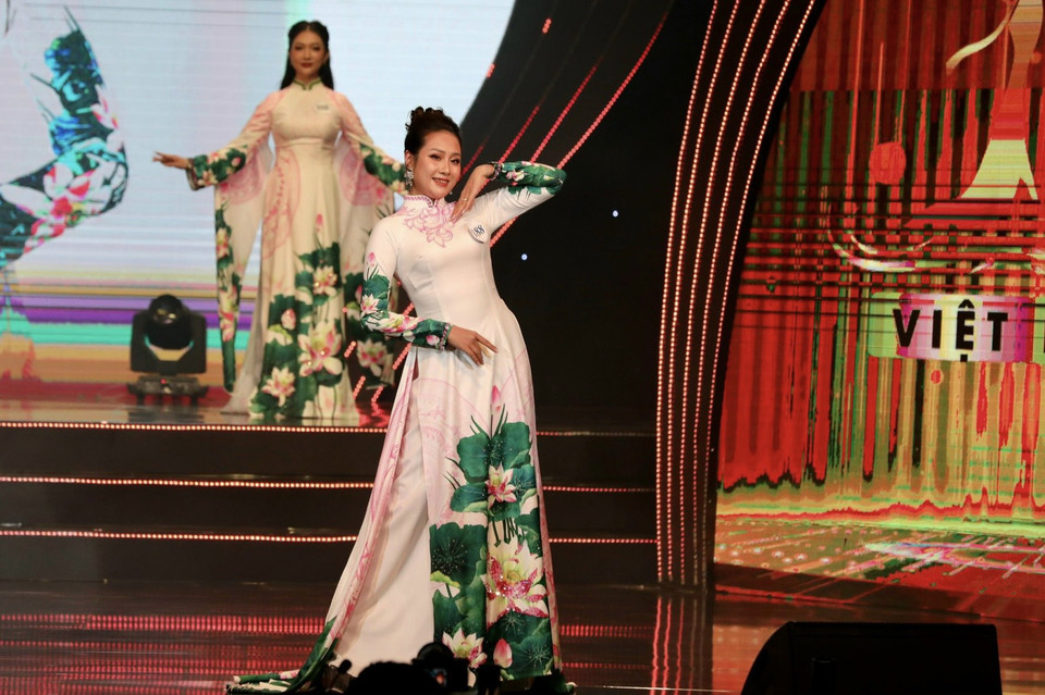 Đêm Chung kết cuộc thi có ba phần thi: trang phục Áo dài, trang phục Dạ hội, Ứng xử. (Ảnh: Mai Mai/Vietnam+)