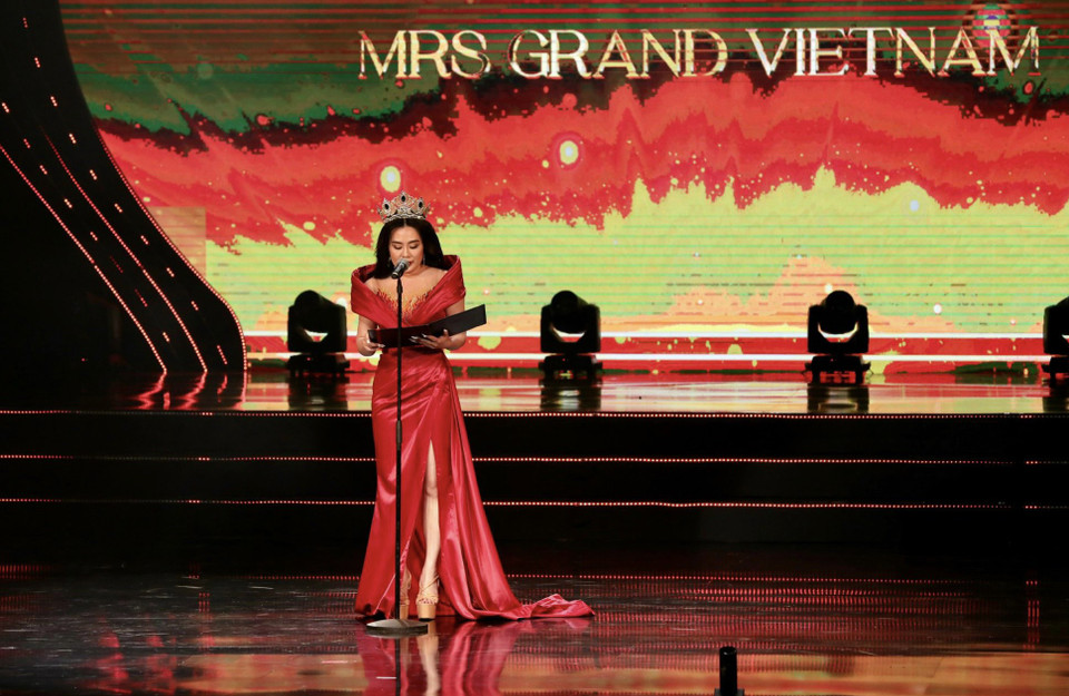 Bà Phan Kim Oanh - Trưởng Ban tổ chức cuộc thi này tại Việt Nam cũng chính là đương kim Mrs Grand International, cho biết cuộc thi diễn ra nhằm thúc đẩy tầm quan trọng của việc ủng hộ hòa bình trên các phương diện và quảng bá hình ảnh người phụ nữ Việt Nam đến với bạn bè quốc tế. (Ảnh: Mai Mai/Vietnam+)