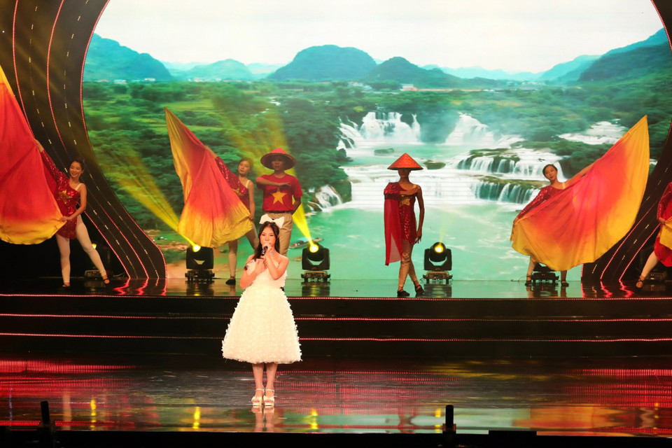 Các tiết mục nghệ thuật mở màn đêm Chung kết cuộc thi với những hình ảnh quảng bá non nước, du lịch Việt Nam. (Ảnh: Mai Mai/Vietnam+)