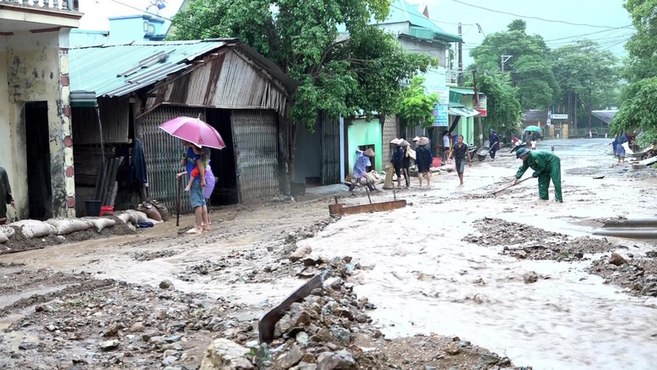 Mưa lũ khiến tuyến đường ở huyện Mường Lát, Thanh Hóa bị vùi trong đất đá. (Ảnh: TTXVN)