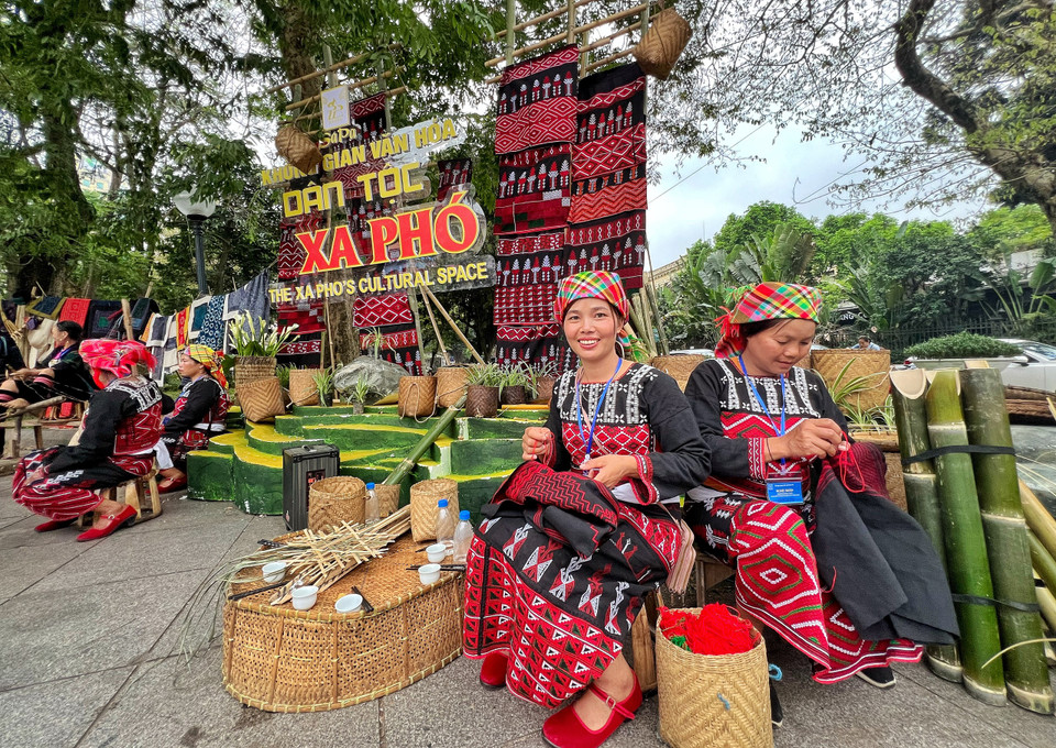 Tái hiện không gian sinh hoạt của đồng bào dân tộc Xa Phó. (Ảnh: Mai Mai/Vietnam+)