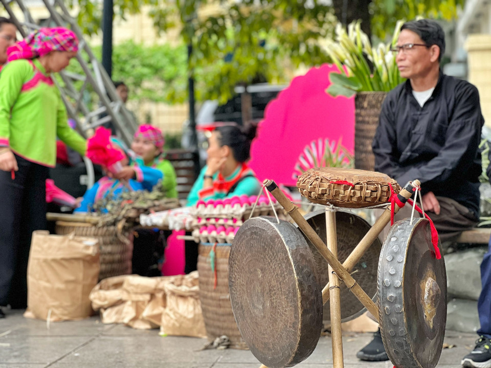 Các loại nhạc cụ truyền thống trưng bày tại sự kiện. Không gian trưng bày sẽ diễn từ nay tới hết ngày 7/5. (Ảnh: Mai Mai/Vietnam+)