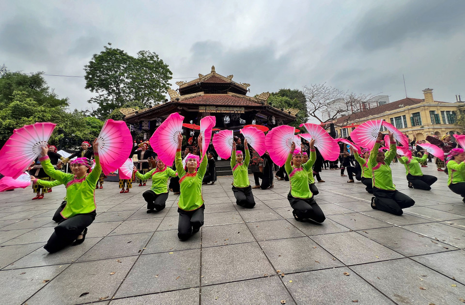 Điệu múa xòe của người Tày. (Ảnh: Mai Mai/Vietnam+)