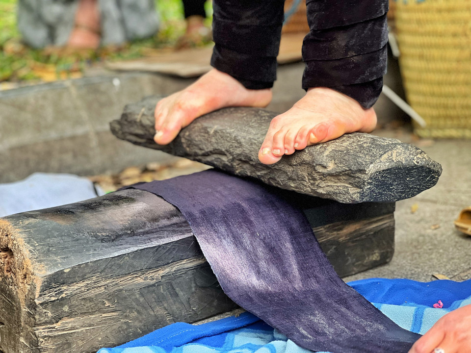 Nghề làm vải thủ công truyền thống của người Mông được giới thiệu trong không gian trưng bày. (Ảnh: Mai Mai/Vietnam+)