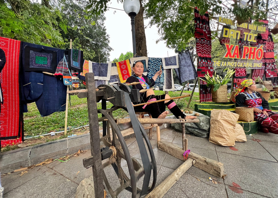 Cách người Mông se sợi lanh để làm nên những tấm vải lanh độc đáo. (Ảnh: Mai Mai/Vietnam+)