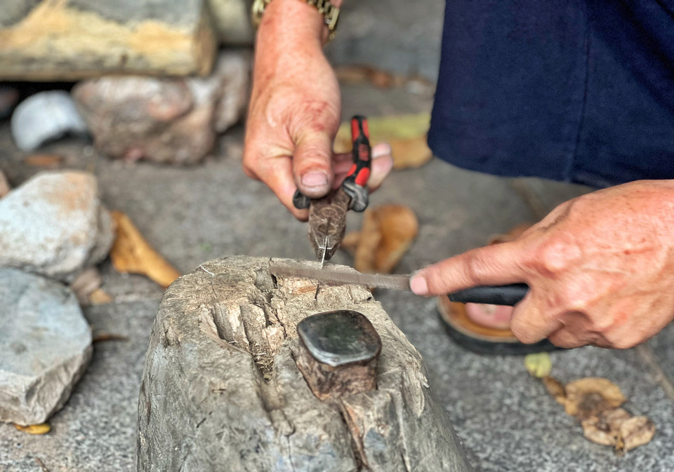 Nghề làm trang sức bạc đòi hỏi kỳ công, tỉ mỉ và kiên nhẫn. (Ảnh: Mai Mai/Vietnam+)