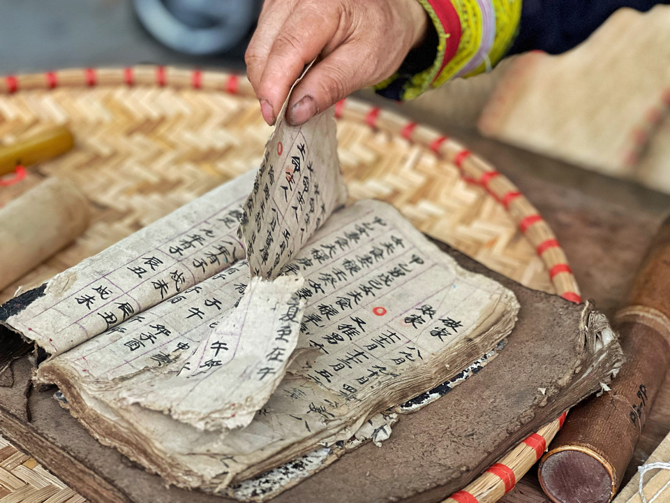 Những tư liệu về văn hóa dân gian dân tộc thiểu số ở Sa Pa đã sờn rách. (Ảnh: Mai Mai/Vietnam+)