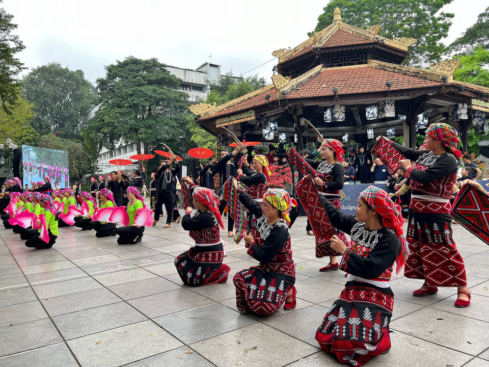 Các tiết mục dân ca dân vũ truyền thống của đồng bào dân tộc ở Sa Pa khai mạc sự kiện. (Ảnh: Mai Mai/Vietnam+)