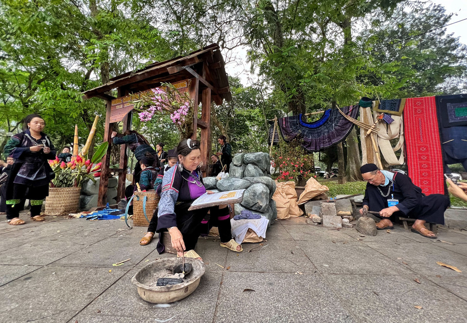 Một góc không gian văn hóa Sa Pa thu nhỏ được tái hiện giữa lòng thủ đô Hà Nội. (Ảnh: Mai Mai/Vietnam+)