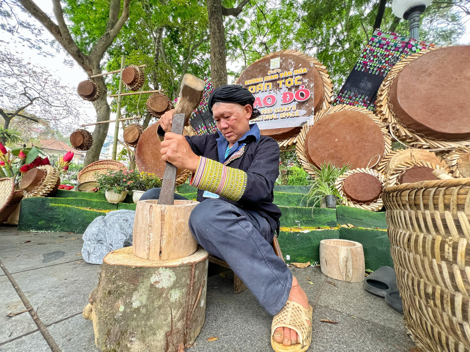 Không gian giới thiệu nghề làm trống từ da bò của người Dao Đỏ. (Ảnh: Mai Mai/Vietnam+)