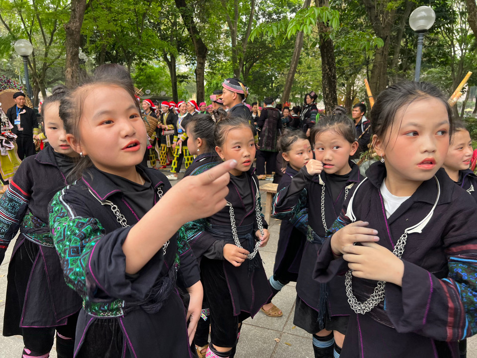 Thế hệ "măng non" Sa Pa cũng về phố để cùng cha mẹ giới thiệu bản sắc văn hóa dân tộc mình. (Ảnh: Mai Mai/Vietnam+)